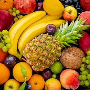 热带新鲜水果和蔬菜的堆积丰富多彩和蔬菜夏季健康食品